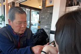 宋仲基父亲分享全家福，一岁半孙子长相曝光，五官更像爸爸很帅气图片