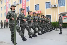 入伍“满月”，女兵这样的“蜕变”真美图片