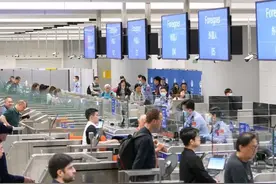 【深圳特区报】首批数十名外籍申请人在香港获发港澳居民通行证 持证外籍人士经深圳口岸秒通关图片
