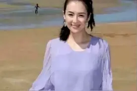 章子怡的早年沙滩照、年轻漂亮，气质优雅，微微一笑好温柔图片
