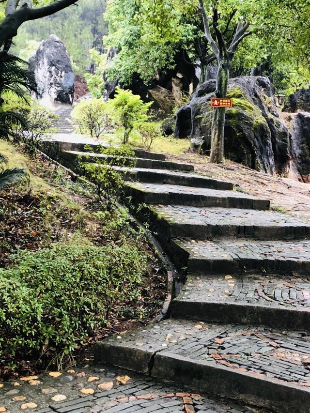 贺州：玉石林