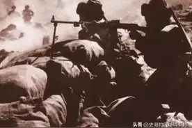 中国军队“两不怕”口号是什么时候什么人提出来的？与领袖有关图片