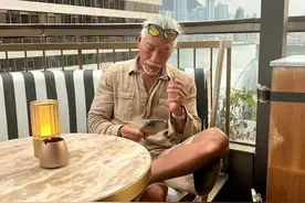 恭喜！香港知名男星张耀扬获封中老天花板，越老越帅还不油腻图片