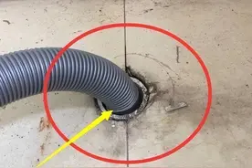 现在还有人把洗衣机排水管插地漏，愚蠢！学家政阿姨做法，太牛了图片