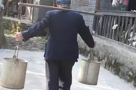 19年前爬行女孩不顾家人反对，强行让自己结婚生子，后来后悔了吗图片