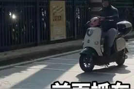 最新！00后交警上班，向路人喊话：前面交警抓车了，把头盔戴好！图片