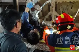 工人不慎掉进搅拌机 ，工友一个操作救了他图片