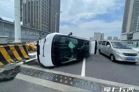 事发长沙万家丽高架！一轿车失控侧翻图片