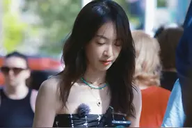 宋茜穿抹胸吊带火辣性感 低头垂眸含蓄动人图片
