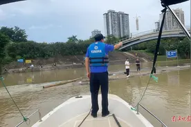 邕江水位上涨，水上执法大队劝离危险区域垂钓者图片