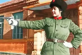 与退伍女兵恋爱，父母被欺负时她提着镰刀来了，从此我家风平浪静图片