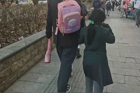 孩子的书包有多重？图片