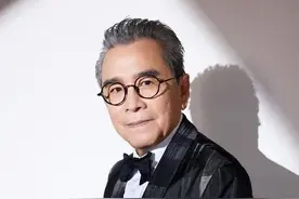 香港第一位影帝：年少风流红透半边天，27岁娶了初恋，爱妻如命50年，76岁仍当众示爱图片