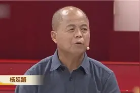 63岁大叔寻找亲生父母，谁料93岁母亲还健在，含泪下跪给母亲磕头图片