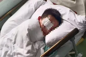 四年级男孩课间被女同学戳伤右眼，家长怀疑孩子长期受欺负；带班老师：小姑娘给他套钢笔帽时出意外图片