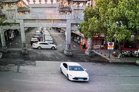 粗心顾客忘付款，德兴民警帮忙来“催付”图片