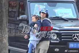 董子健再被质疑性取向？和男助理带女儿出门，状态亲密似一家三口图片