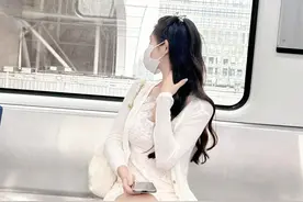 武汉一女子坐地铁的照片火了，惊艳路人，网友：也太漂亮了吧图片