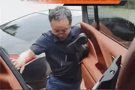 长沙暴雨街道大量车被泡水，部分车主被困车内！比亚迪仰望U8车主驾车沿街救援，可在深水区域缓速行驶30分钟图片