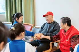 童心敬老 传递温暖图片