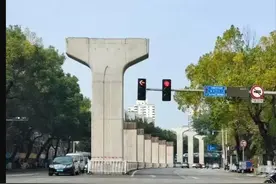 柳州轻轨一建一拆，三人被抓，负债百亿，网友：浪费多少螺狮粉！图片
