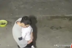 1岁女儿离世爸爸抱着不撒手，含泪轻靠肩头来回走，一个动作破防图片