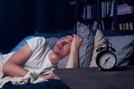 手机问题成为引发失眠的一大诱因，失眠危害不容小觑图片