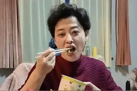 梅婷在剧组做饭，为同事煎牛排毫无前辈架子，新戏剪短发尽显老态图片