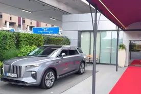 红旗E-HS9正式成为德国法兰克福机场VIP贵宾接待用车图片
