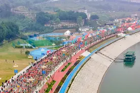 第七届长江三峡马拉松举行 12000名跑者齐聚三峡库区激情奔跑图片