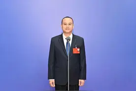 履新2个月，覃俊落马图片