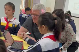 苹果公司CEO库克参观雅安雨城四小，现场观摩小学生编程图片