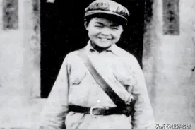 最小红军向轩:7岁参军9岁走长征，舅舅是贺龙，1955年被授何职位?图片