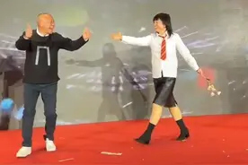麻辣王子年会领导表演员工当评委，负责人：不会表演的领导发2万红包图片