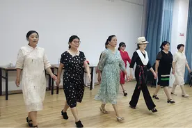 走秀课堂进社区 点亮群众“夜生活”图片