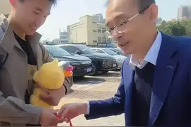 谢浩男妈送儿子战友伴手礼 谢爸后悔一点，就算被骂也给杜小华直言图片