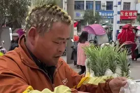 哈哈一笑！搞笑动图：大哥这发型，感觉头上长了很多洋辣子。图片