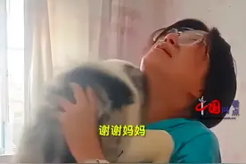 妈妈送狗当成年礼给18岁女儿，女儿圆梦哇哇大哭，妈妈：她一直想养但被反对，花了一个月才买到她喜爱的图片