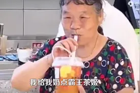 大学生在家陪伴爷爷奶奶能有多炸裂?一个比一个离谱，笑不活了图片