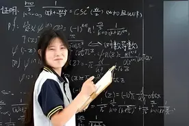 姜萍决赛后，一张手捏蛤蟆的照片也火了，网友调侃：轻松拿捏!图片