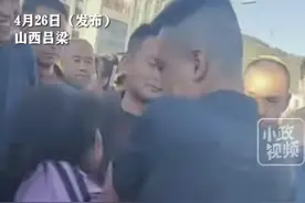城管又出事了，中队长工作期间饮酒，还当街掌掴女子。图片