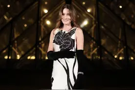 57岁法国前第一夫人练钢管舞，长腿醒目，找“疯马秀”演员当私教图片