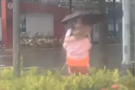 三亚环卫阿姨抱学生蹚水过马路，暖心举动引网友齐点赞！图片