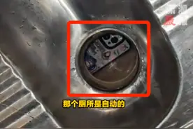 网友辣评笑晕！女子在酒吧卫生间，发现便池内有手机，摄像头朝上图片