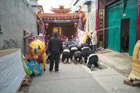 奶奶去世犯重丧，正月十四下葬，被我叫停，我小爸哭了图片
