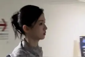 离谱！周也对六公主耍大牌被挂出来内涵，文盲事件也被扒出审判。图片