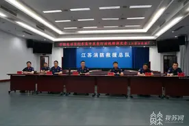 江苏消防开展电动自行车集中夜查行动 累计现场清理万余辆违规停放充电车辆图片