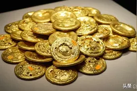 男子清理臭水沟大家都笑他，几天后，他在淤泥里挖出二十七枚金币图片