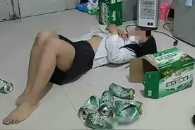 浙江一女子失恋又失业，跟朋友在出租屋喝酒，醉倒在地丑态百出图片