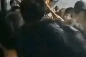 丧心病狂！甘肃地震西安某高校宿管阿姨拒开宿舍门，学生拆门逃生图片